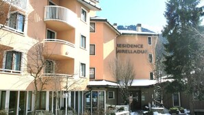 A multi-story building with a sign reading "RESIDENCE MIRELLADU". - Residence Mirelladue (Ponte di Legno)
