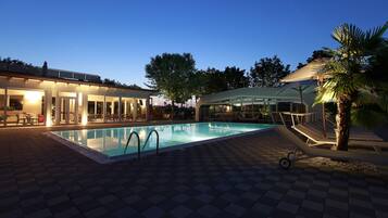 Innenpool, 2 Außenpools, Sonnenschirme, Liegestühle