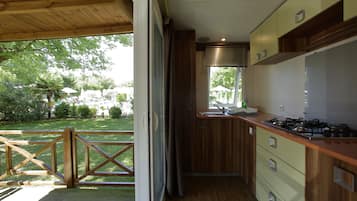 Bungalow, 2 Bedrooms | Private kitchenette | Fridge, coffee/tea maker, electric kettle, cookware/dishes/utensils