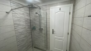 Comfort villa, 4 slaapkamers, uitzicht op zwembad | Badkamer | Een douche, een regendouche, gratis toiletartikelen, een haardroger