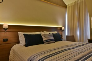 Ropa de cama de alta calidad, minibar, caja fuerte y escritorio