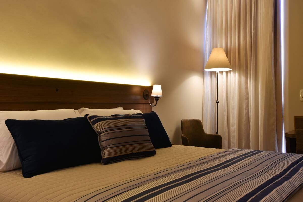 Apartamento luxo, acessível, vista para o pátio | Roupas de cama premium, frigobar, cofres nos quartos, escrivaninha