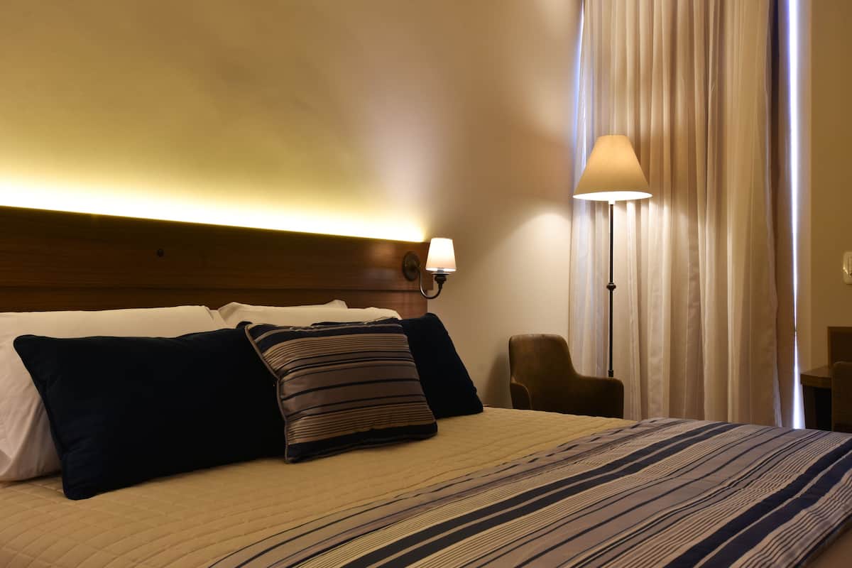 Appartamento Deluxe, accessibile ai disabili, vista cortile | Biancheria da letto di alta qualità, minibar, una cassaforte in camera