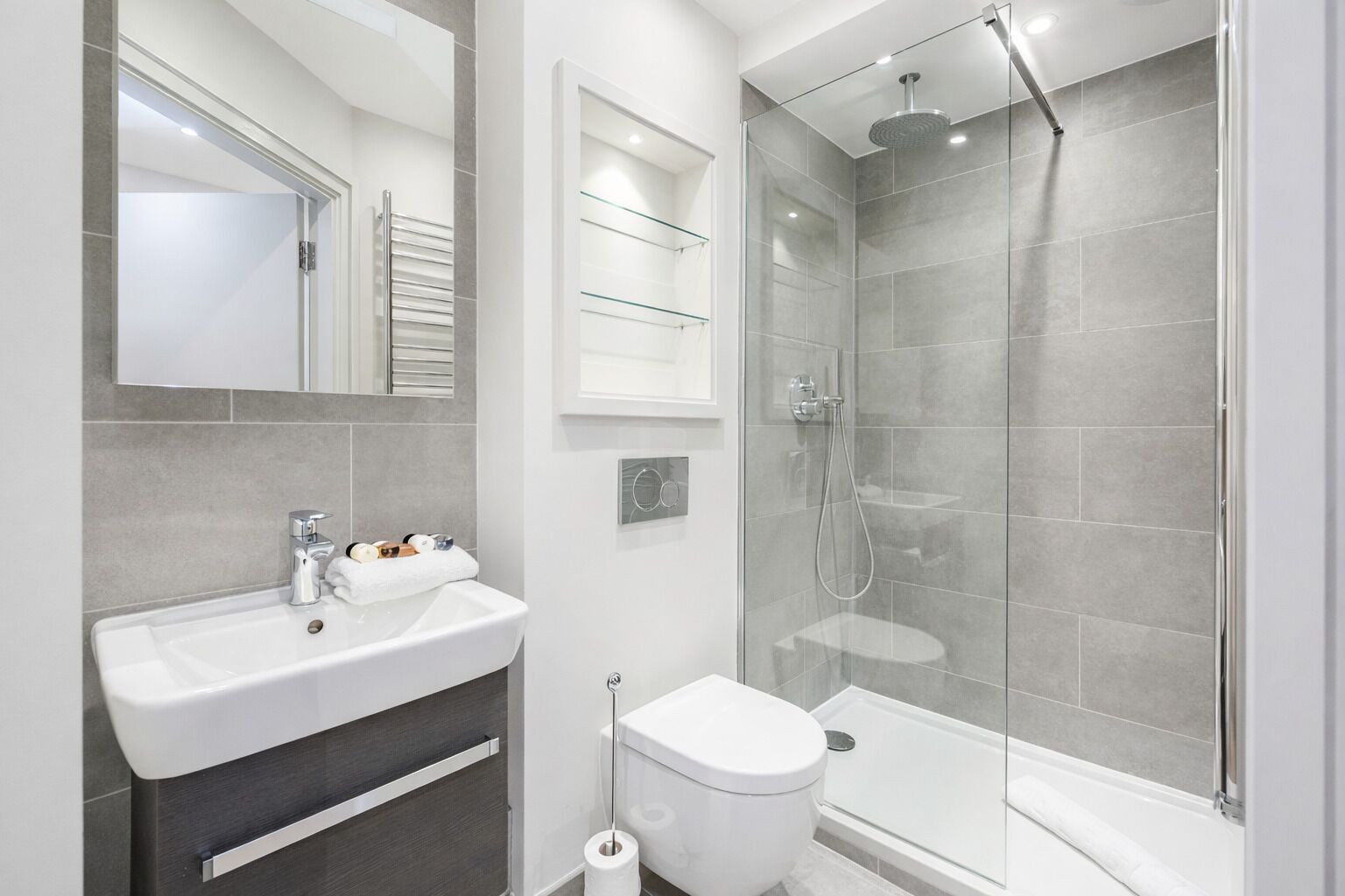Combined shower/tub, hair dryer, towels