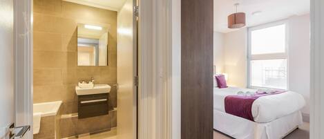 Caja fuerte, tabla de planchar con plancha, wifi gratis y ropa de cama