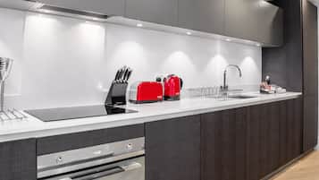 Geladeira, micro-ondas, fogão, cooktop