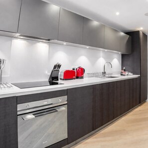 Geladeira, micro-ondas, fogão, cooktop