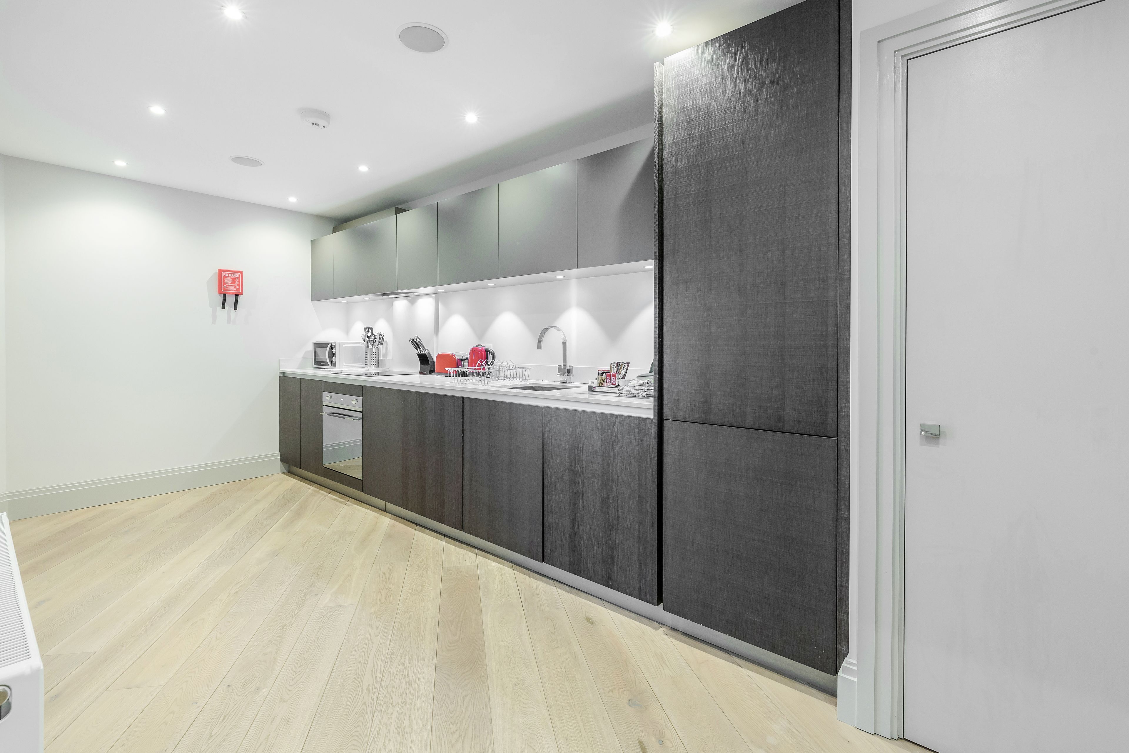 ตู้เย็น, ไมโครเวฟ, เตาอบ, เตาประกอบอาหาร