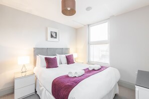 In-room safe, iron/ironing board, free WiFi, bed sheets - Roomspace Apartments -The Quadrant (Richmond)