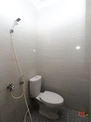 Double Room, 1 Double Bed | Bathroom | Shower, free toiletries - Kamar Keluarga Bandara III Syariah (Tangerang)