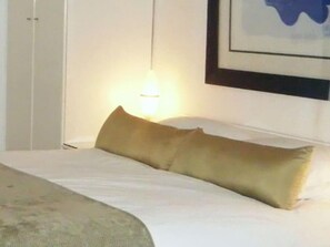 Comfort Double Room, 1 Queen Bed, Non Smoking, Garden View | In-room safe, individually decorated, desk, free WiFi - Maison Fontainbleau (Cape Town)