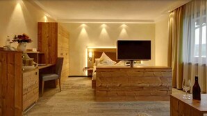 ملاءات للفراش لا تسبب الحساسية وخزنة داخل الغرفة ومكتب وستائر تعتيم