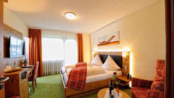 Hypo-allergenic bedding, in-room safe, desk, blackout curtains