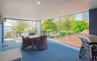 Escritorio, cortinas blackout y tabla de planchar con plancha 