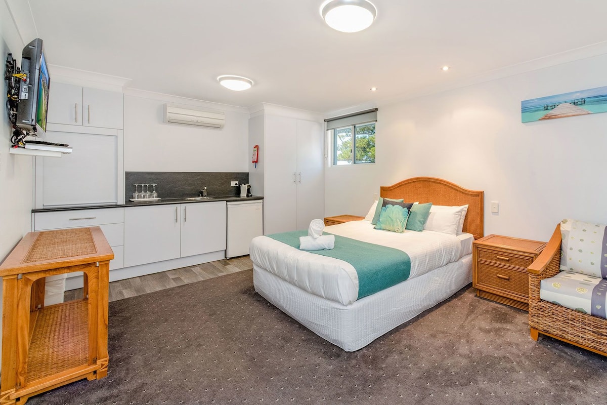 Quarto casal, 1 cama Queen, para não fumantes | Escrivaninha, cortinas blackout, ferros/tábuas de passar roupa