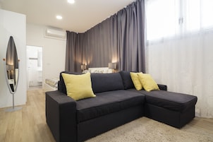 Studio – city | Oppholdsområde | En 104-centimeters LED-TV med kabel-kanaler samt TV og Netflix