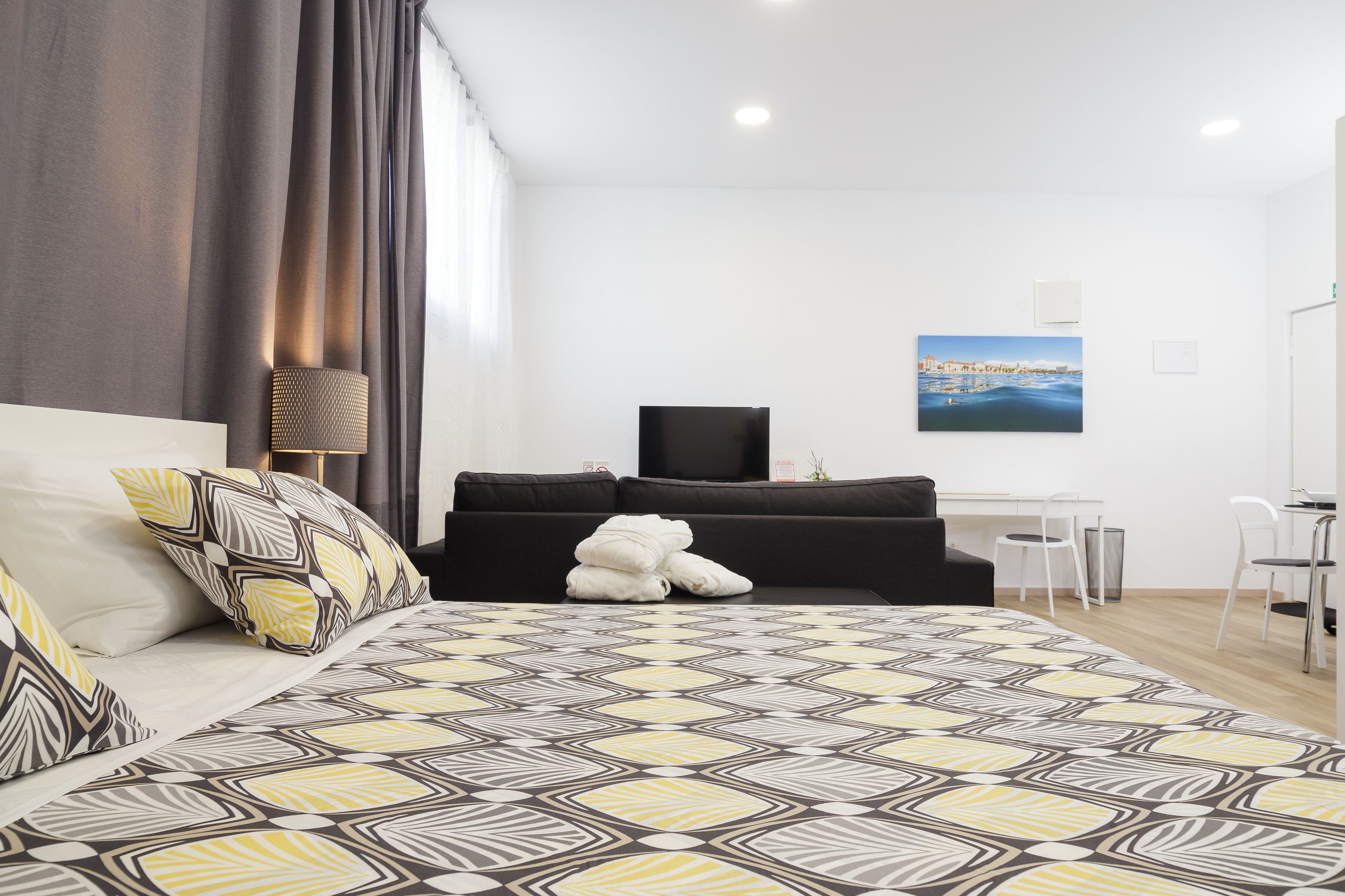 أغطية فراش متميزة وألحفة محشوة بالريش وأسرّة بإسفنج يتكيف مع شكل الجسم