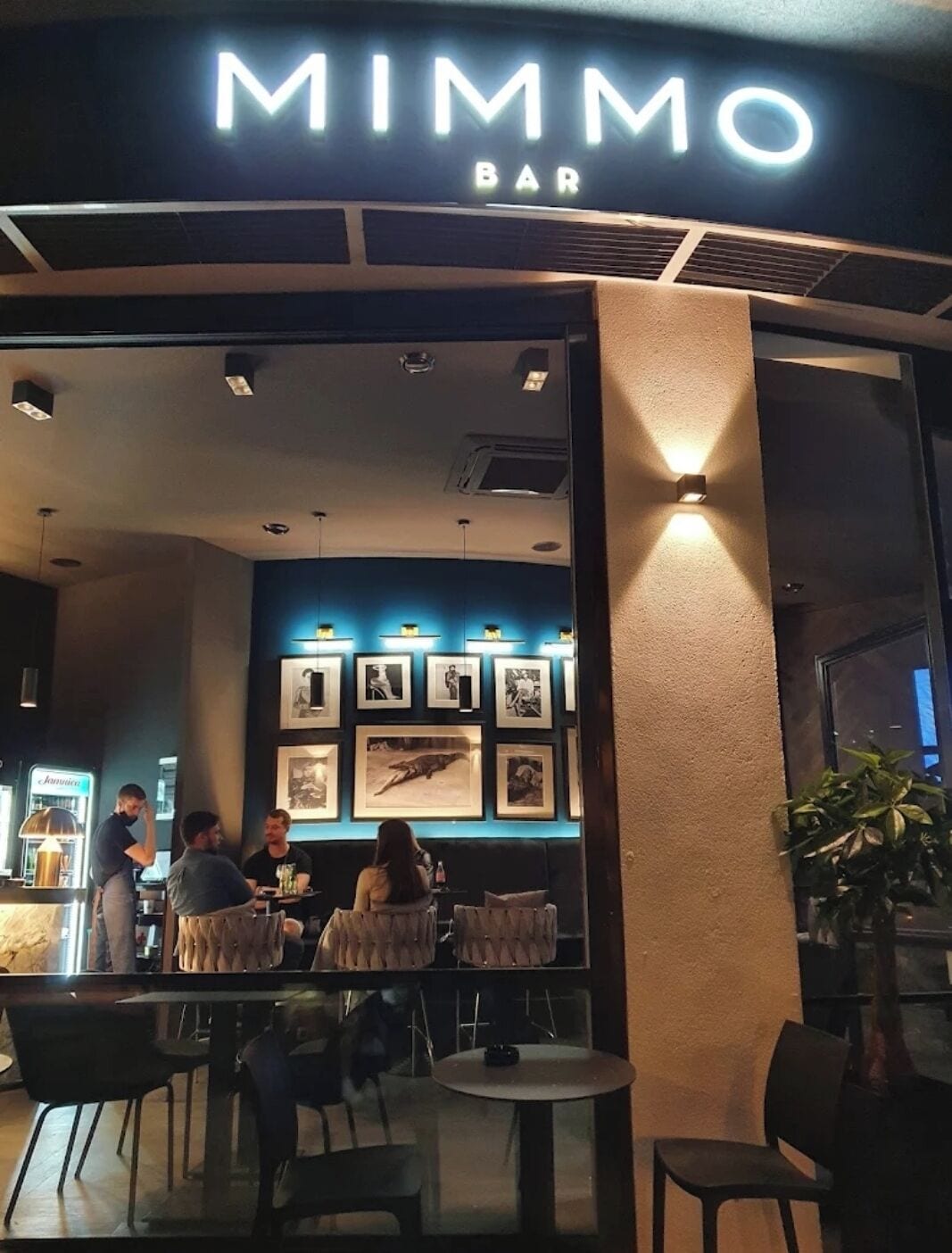 3 bars/lounges, 12 beach bars