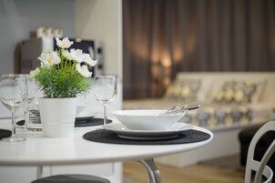 City-Studio | Essbereich im Zimmer
