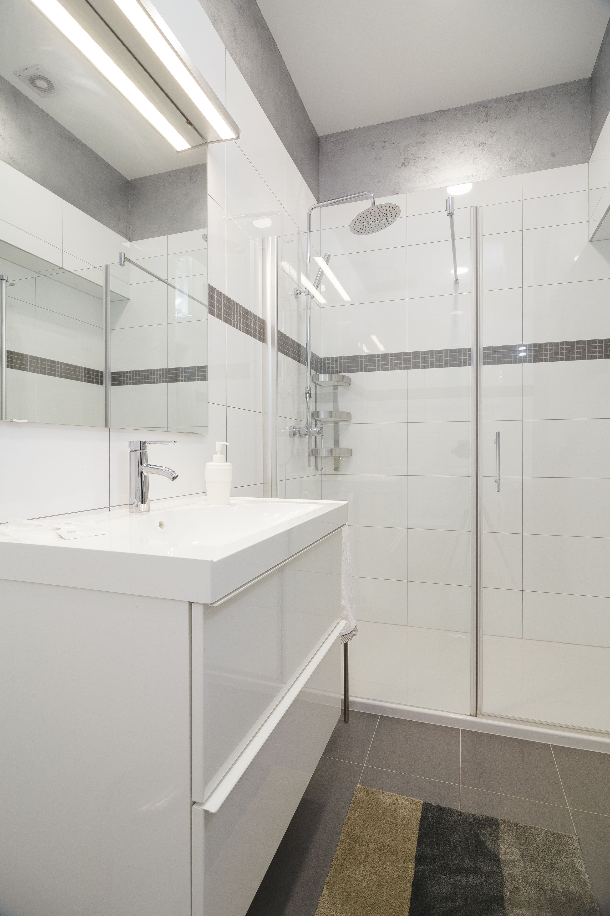 City-Studio | Badezimmer | Dusche, Hydromassagedusche, kostenlose Toilettenartikel, Haartrockner