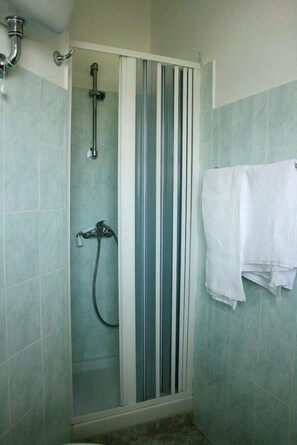 Bathroom shower - Hotel Celestina (Villapiana)