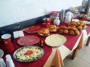 Free daily local cuisine breakfast - Hotel Celestina (Villapiana)