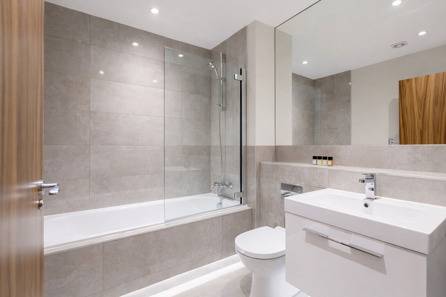 淋浴/盆浴组合、吹风机、毛巾