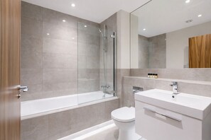 Vòi sen/bồn tắm kết hợp, máy sấy tóc, khăn tắm 