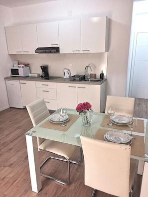 Apartemen, 1 kamar tidur | Dapur pribadi | Lemari es, mesin pembuat kopi/teh, dan ketel listrik