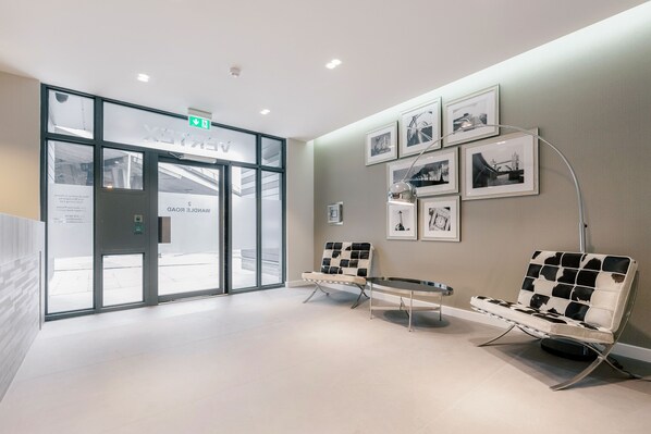 Lobby sitting area - Roomspace Apartments -Vertex House (Croydon)