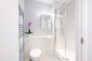 Kombinert dusj/badekar, hårføner og håndklær