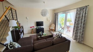 Villa Confort, vista al mar | Área de sala de estar | Televisión LCD 