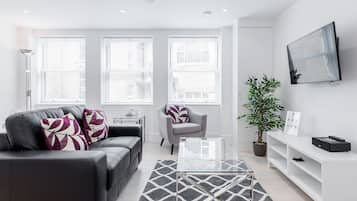 Apartment, 3 Bedrooms | Living room