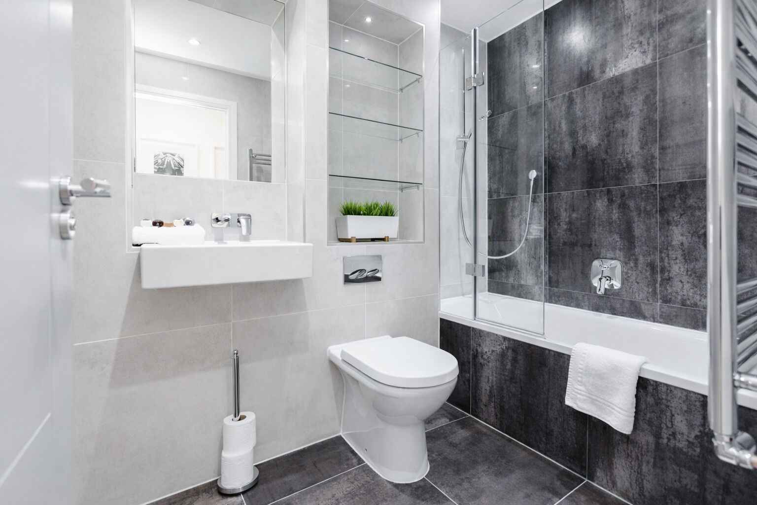 Combined shower/bathtub, hair dryer, towels