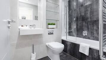 Combined shower/bathtub, hair dryer, towels