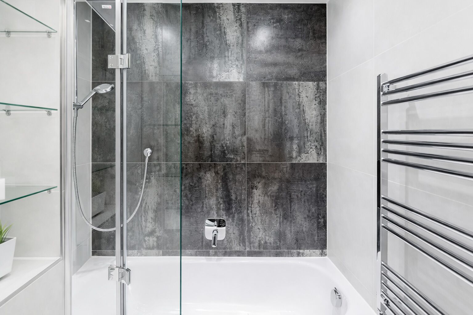 Combined shower/bathtub, hair dryer, towels