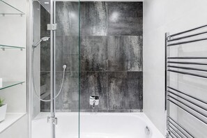 Ensemble baignoire-douche, séchoir à cheveux, serviettes fournies