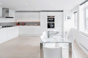 Apartment, 1 Schlafzimmer | Essbereich im Zimmer