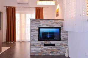 Apartamento, 2 quartos | Área de estar | TV de tela plana