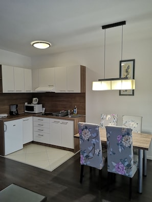 Appartement, 2 chambres | Cuisine privée | Réfrigérateur, four à micro-ondes, surface de cuisson, cafetière-théière