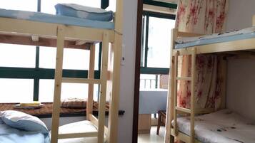 Escritorio, cortinas blackout, wifi gratis y ropa de cama