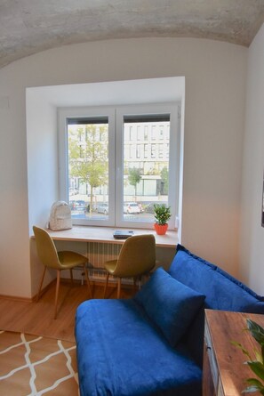 Een 120-cm flatscreentelevisie met kabelzenders en televisie