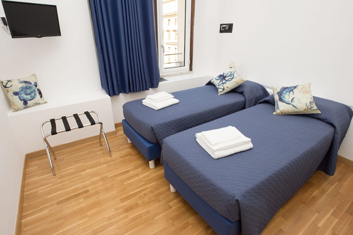 Kamer, 1 twee- of 2 eenpersoonsbedden | Een minibar, een kluis op de kamer, een bureau, geluiddichte muren