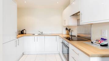 Apartment, 1 Bedroom | Private kitchen | Fridge, microwave, oven, stovetop