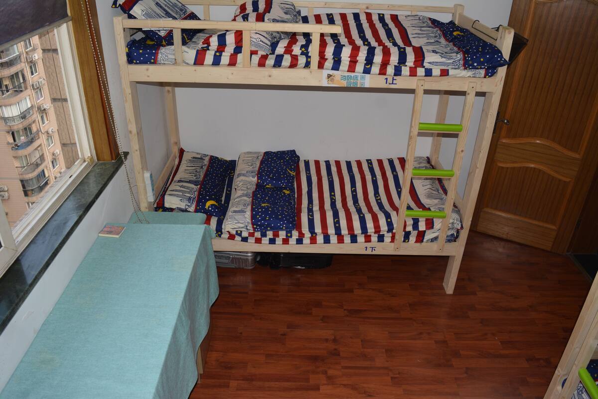 Dormitório compartilhado, somente para homens | Área de estar