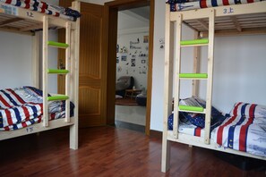 Dormitório compartilhado, somente para homens | Sala de estar