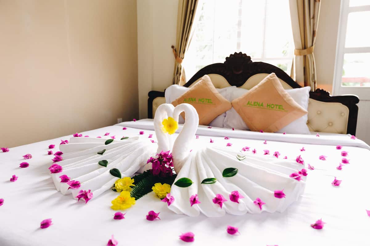 1 kamar tidur, seprai antialergi, busa memori, dan minibar