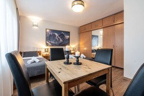 Familien-Suite, 2 Schlafzimmer (#1) | Verdunkelungsvorhänge, kostenlose Babybetten, Reisekinderbett