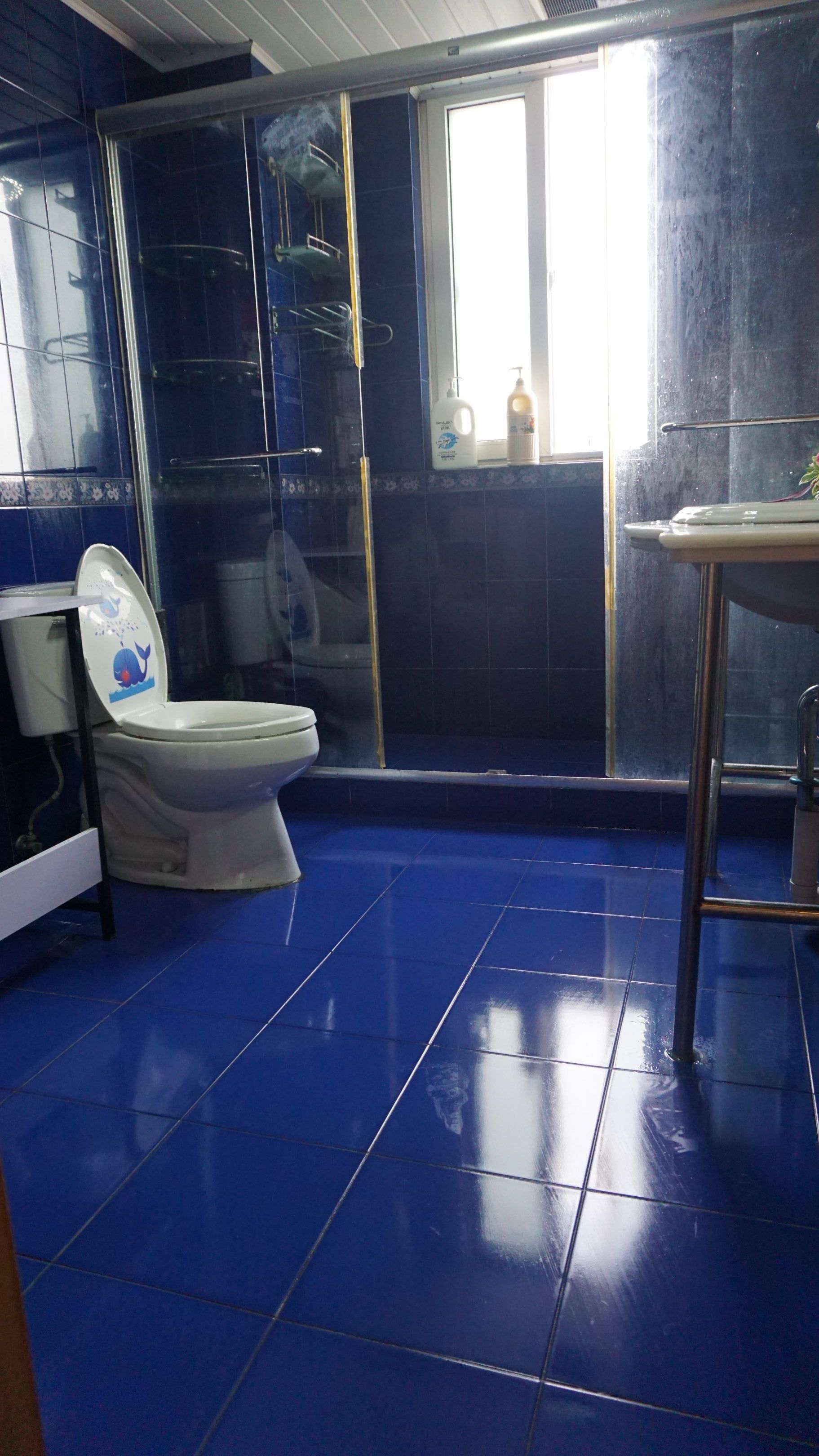 シャワー、  スリッパ、タオル