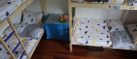 Cortinas blackout, wifi gratis y ropa de cama